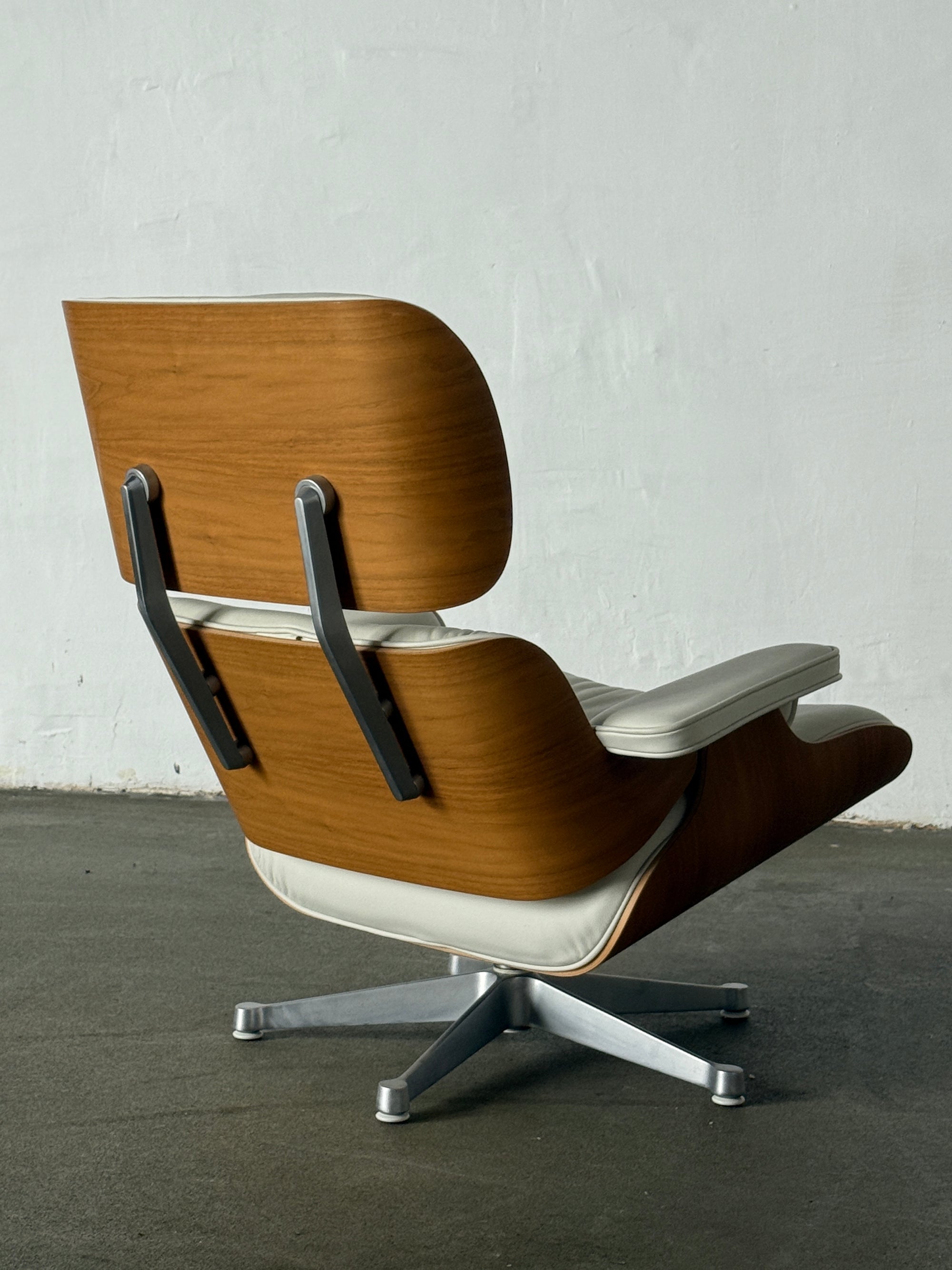 fotel Vitra Eames Lounge Chair, lata 2000, stan idealny