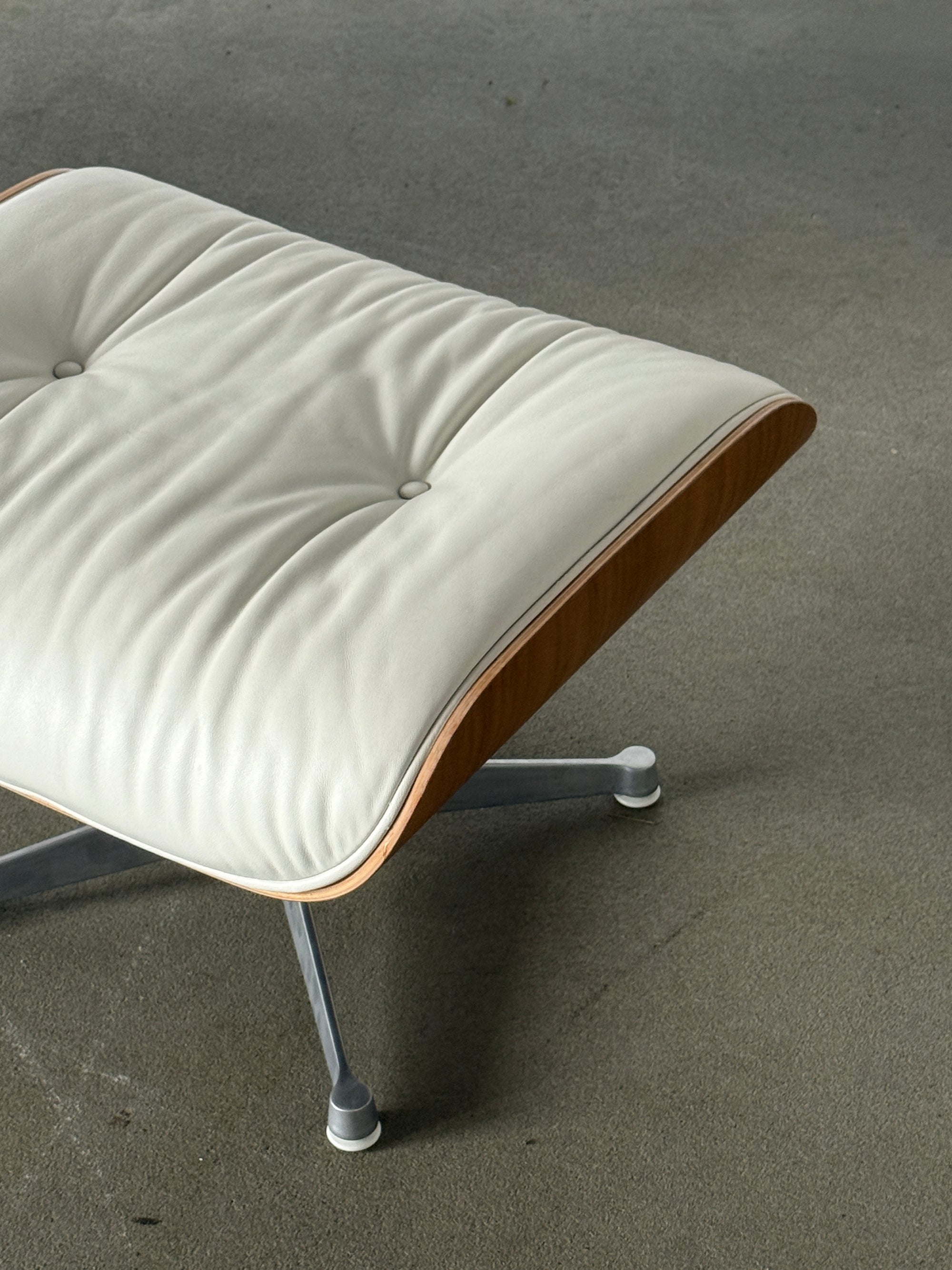 fotel Vitra Eames Lounge Chair, lata 2000, stan idealny