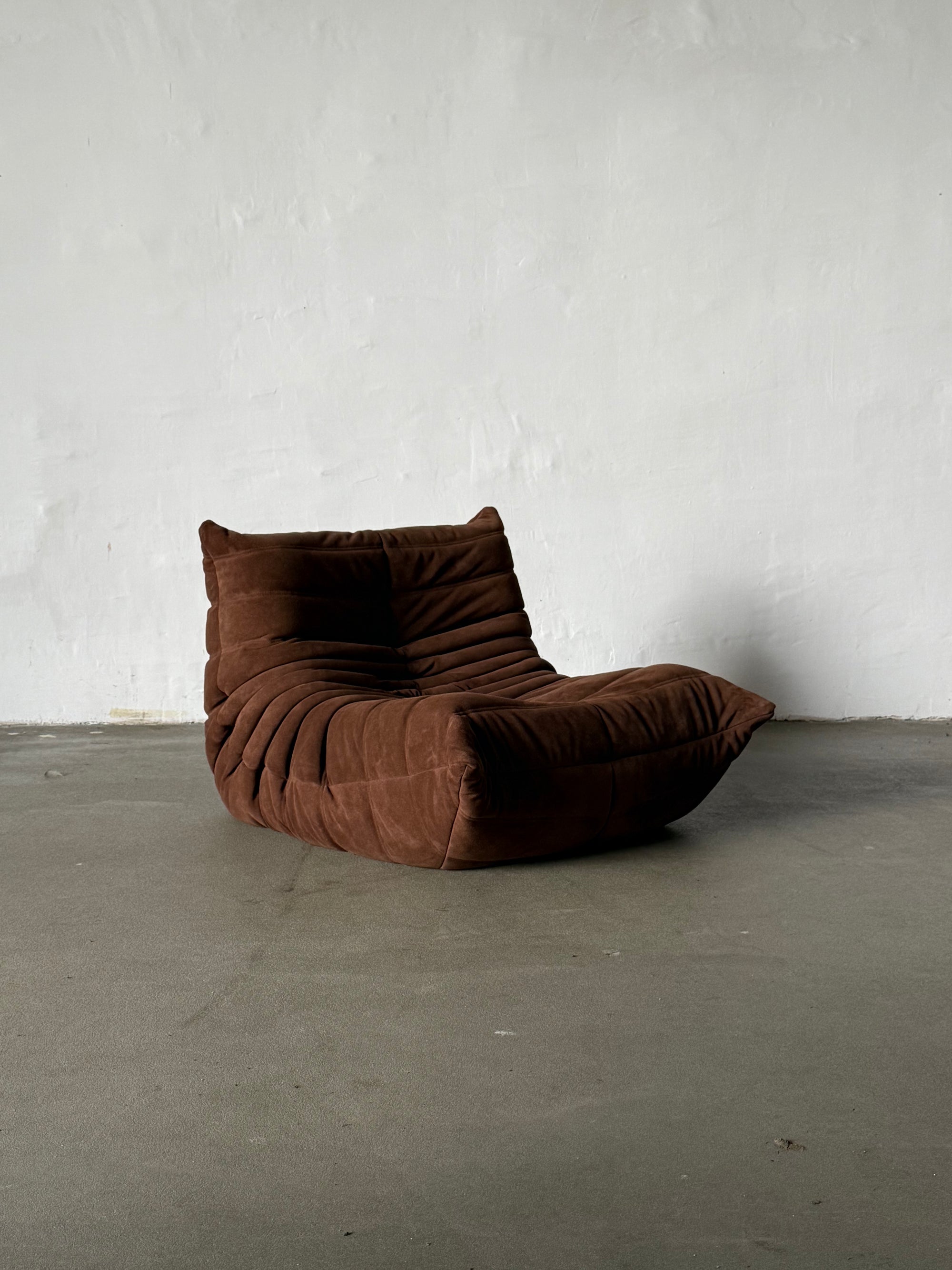 fotel Ligne Roset Togo + podnóżek, zamsz w kolorze mlecznej czekolady