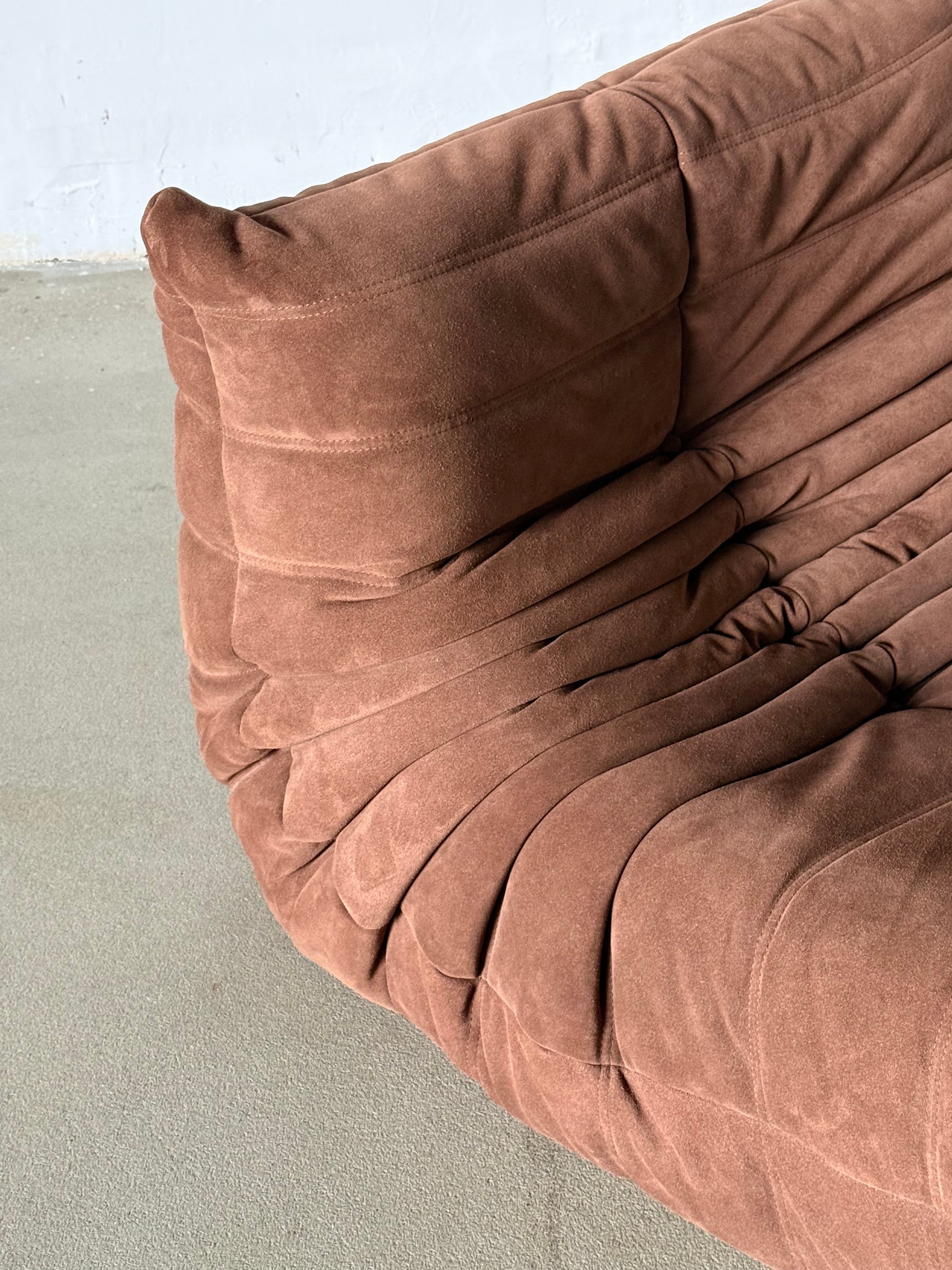 fotel Ligne Roset Togo + podnóżek, zamsz w kolorze mlecznej czekolady