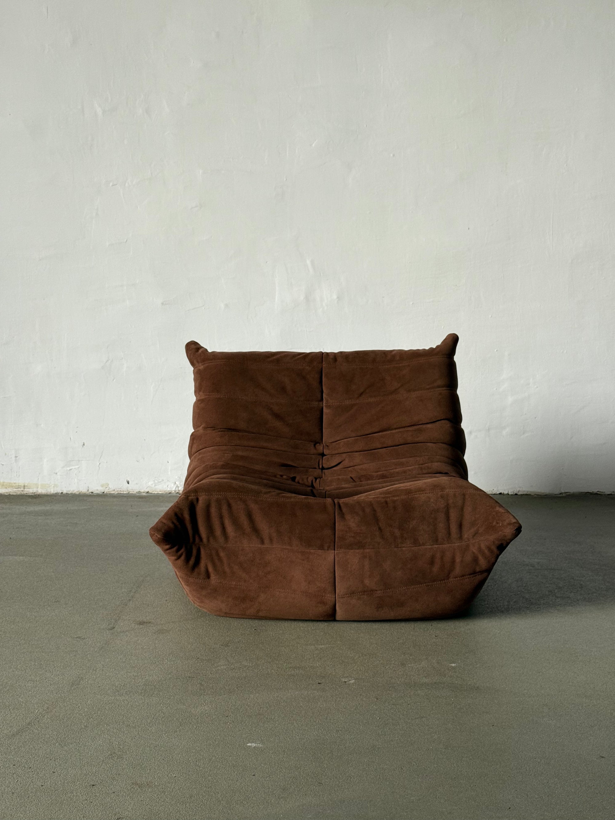 fotel Ligne Roset Togo + podnóżek, zamsz w kolorze mlecznej czekolady