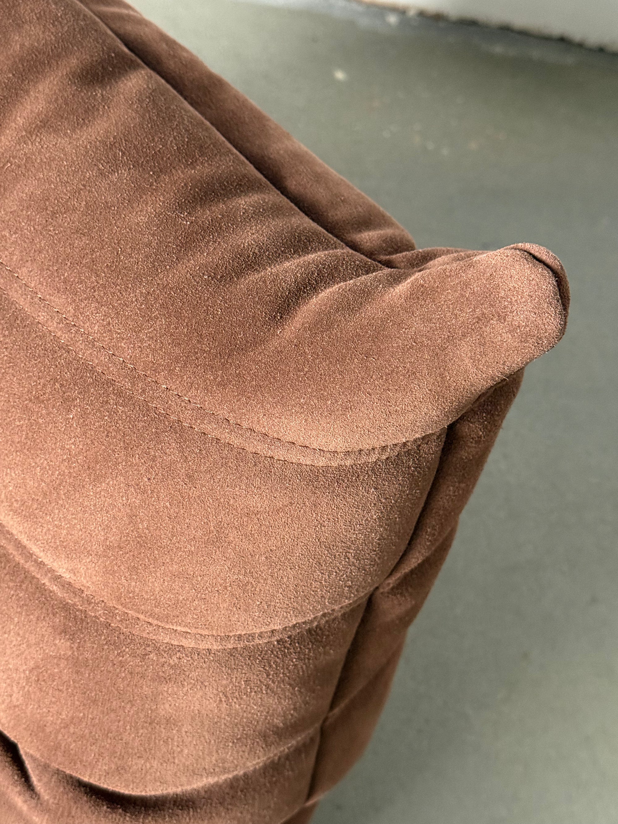 fotel Ligne Roset Togo + podnóżek, zamsz w kolorze mlecznej czekolady