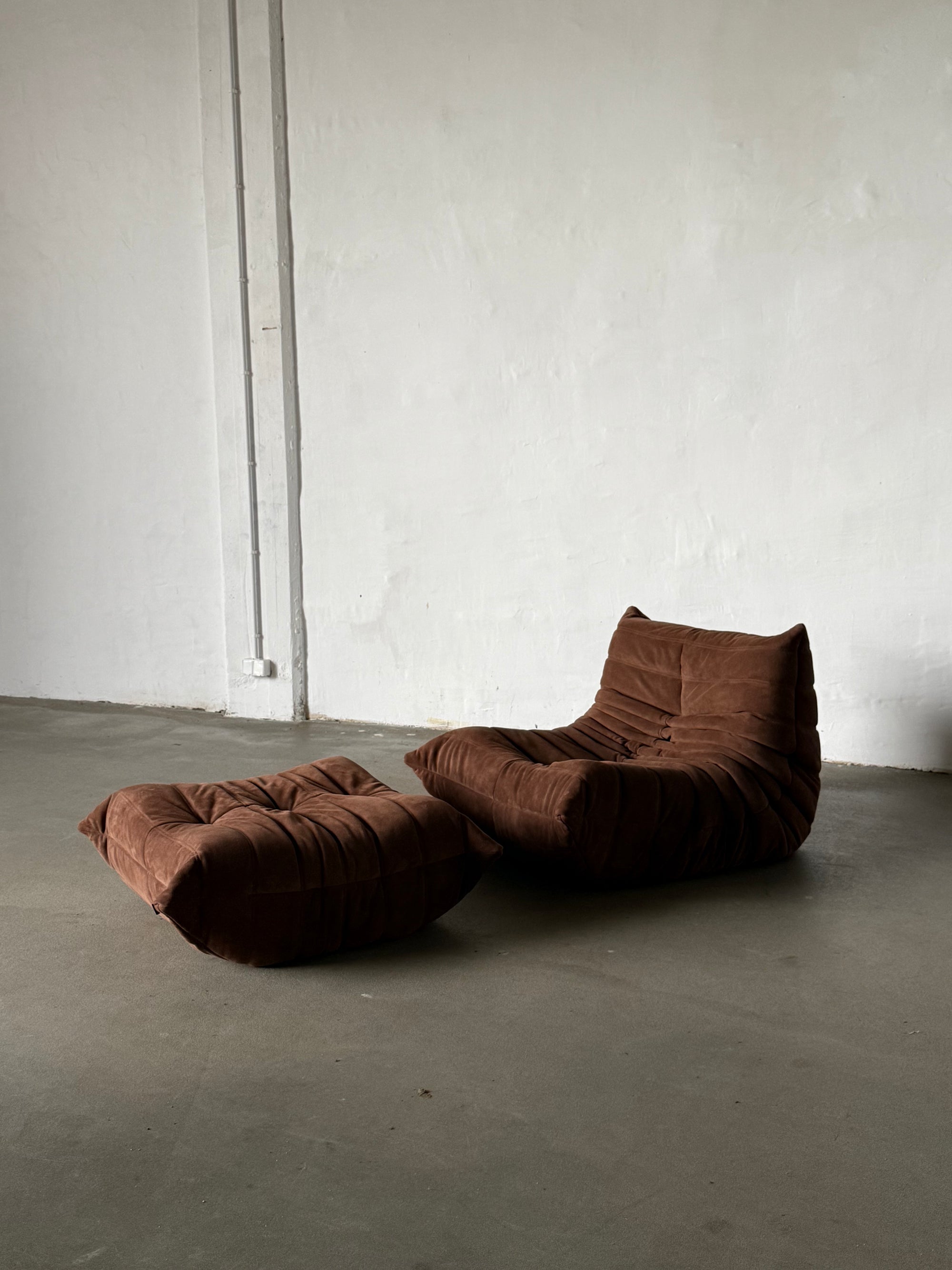 fotel Ligne Roset Togo + podnóżek, zamsz w kolorze mlecznej czekolady