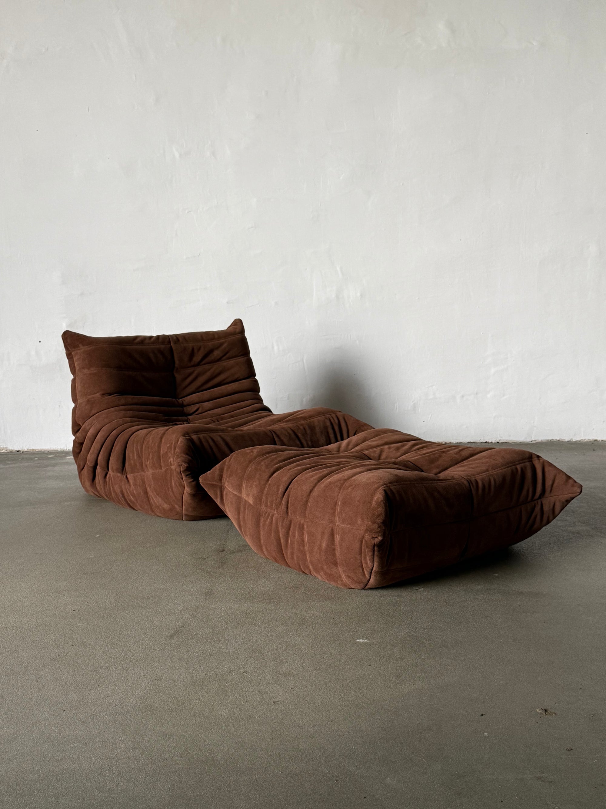 fotel Ligne Roset Togo + podnóżek, zamsz w kolorze mlecznej czekolady