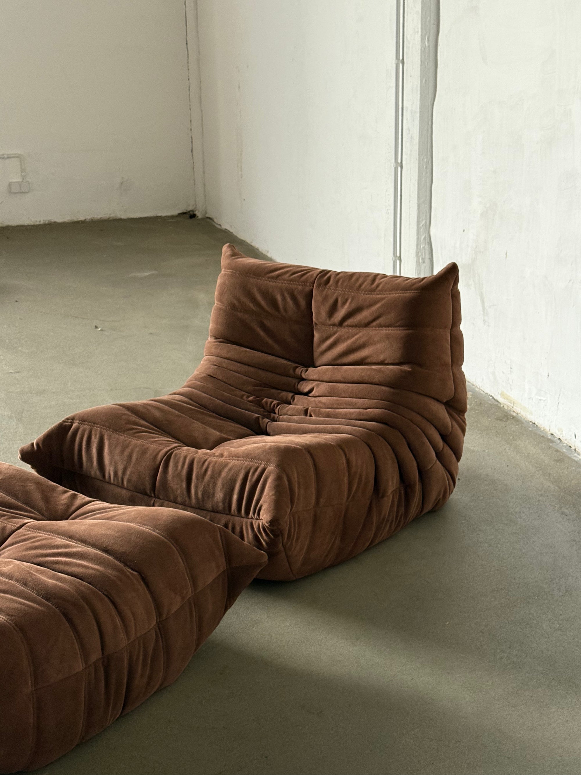 fotel Ligne Roset Togo + podnóżek, zamsz w kolorze mlecznej czekolady